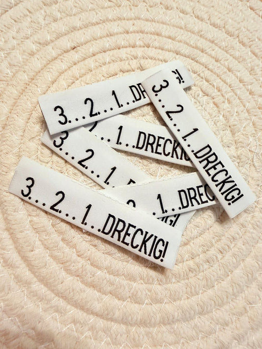 tolles neues Klapp Weblabel der Bienenkinder zum Einnähen mit dem pruch 3-2-1 Dreckig in weisser Ausführung