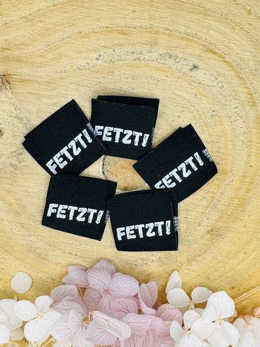 tolles schwarzes Weblabel mit dem Spruch FETZT Ausrufezeichen