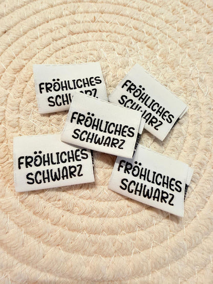 tolles Klapp Weblabel mit dem Spruch Fröhliches Schwarz in schwarzer Schrift auf weissem Untergrund