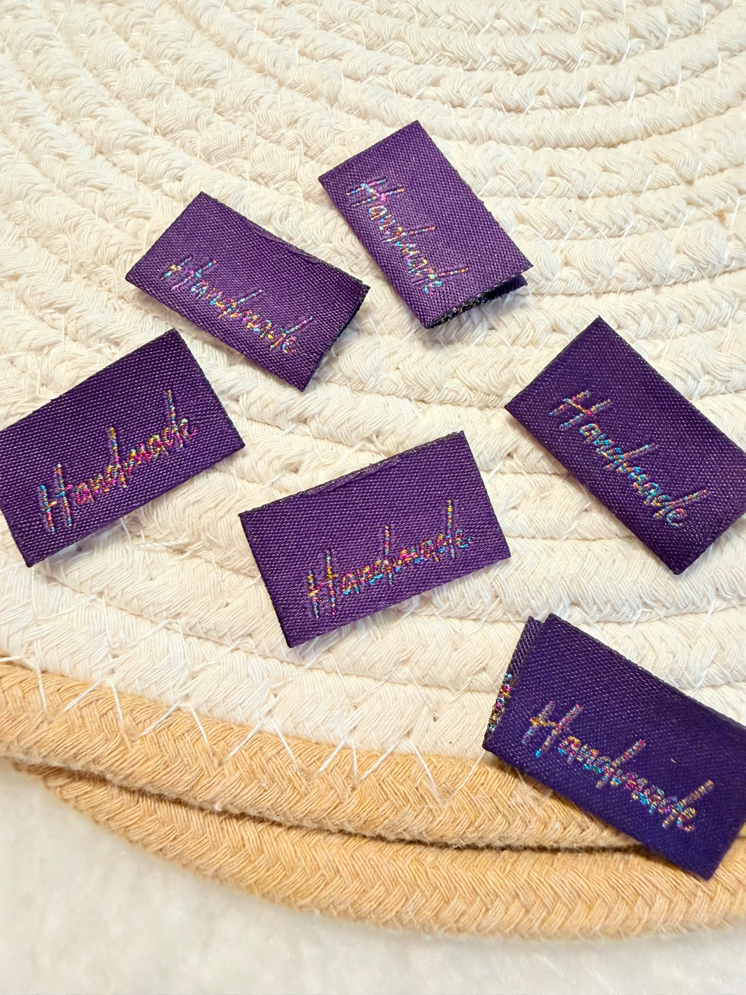 tolles Baumwoll Klapp Weblabel mit dem Motiv Handmade in Glitzer Schrift auf Lila Untergrund