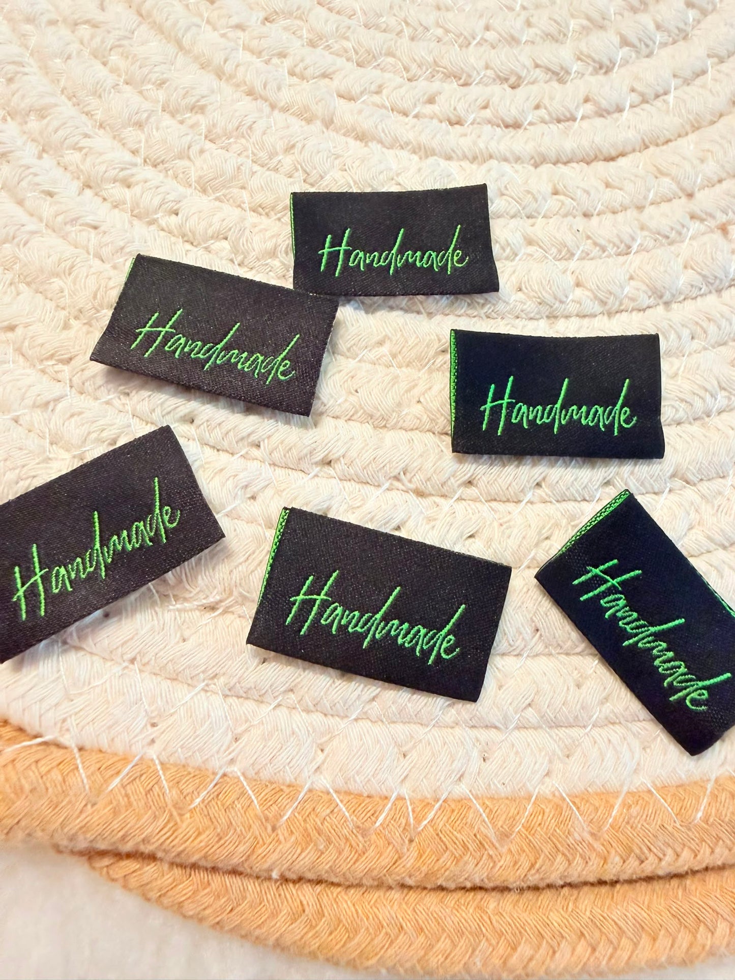 tolles Baumwoll Klapp Weblabel mit dem Spruch Handmade in grüner Schrift auf schwarzem Untergrund