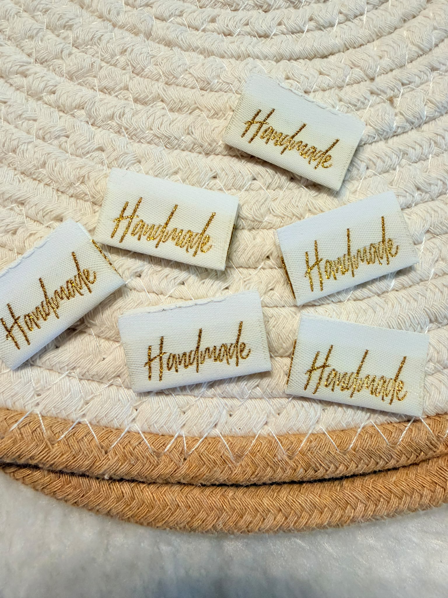 tolles Baumwoll Klapp Weblabel mit dem Spruch Handmade in goldener Schrift auf weißem Untergrund