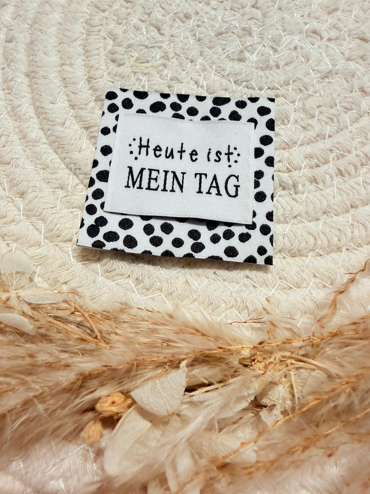 tolle Weblabel Kombination: weisses Label mit dem Spruch heute ist mein Tag und  schwarz weisses Punkte Label als Untergrund