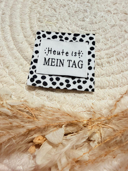 tolle Weblabel Kombination: weisses Label mit dem Spruch heute ist mein Tag und  schwarz weisses Punkte Label als Untergrund