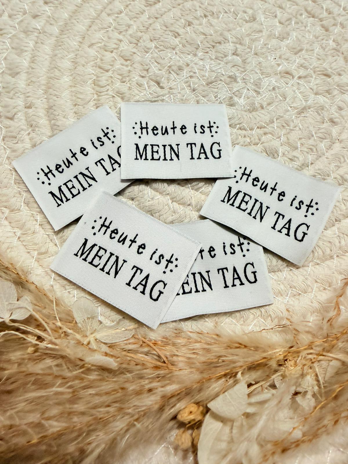 tolles weisses Weblabel mit dem Spruch Heute ist mein Tag in schwarzen Buchstaben