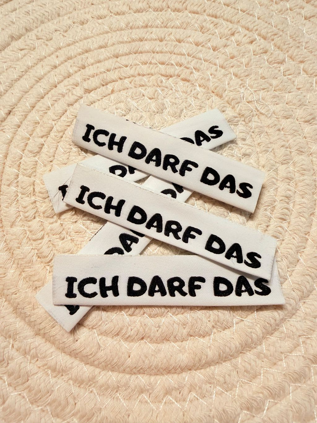 neues tolles Klapp Weblabel der Bienenkinder zum Einnähen mit dem Spruch "Ich darf Das" in weisser Ausführung