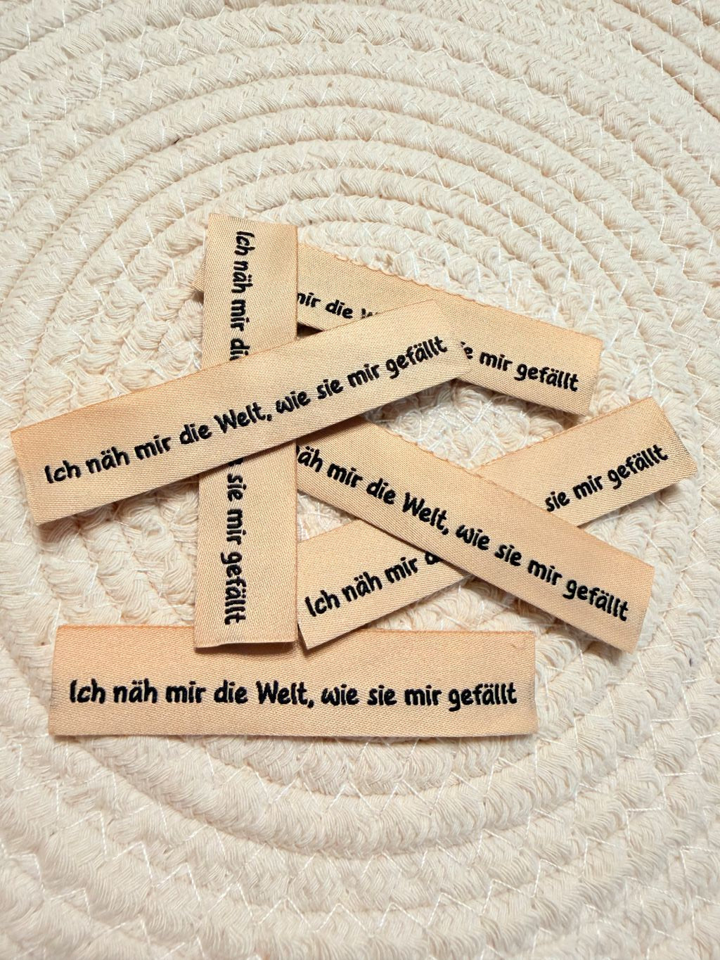 tolles neues Klapp Weblabel der Bienenkinder zum Einnähen mit dem Spruch " Ich näh mir die Welt, wie sie mir gefällt" in beiger Ausführung