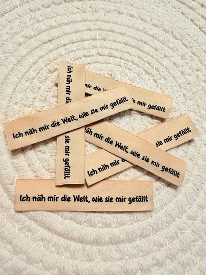 tolles neues Klapp Weblabel der Bienenkinder zum Einnähen mit dem Spruch " Ich näh mir die Welt, wie sie mir gefällt" in beiger Ausführung