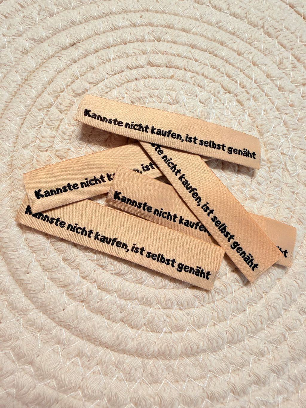 tolles neues Klapp Weblabel der Bienenkinder zum Einnähen mit dem Spruch "Kannste nicht kaufen, ist selbst gemacht" in beiger Ausführung