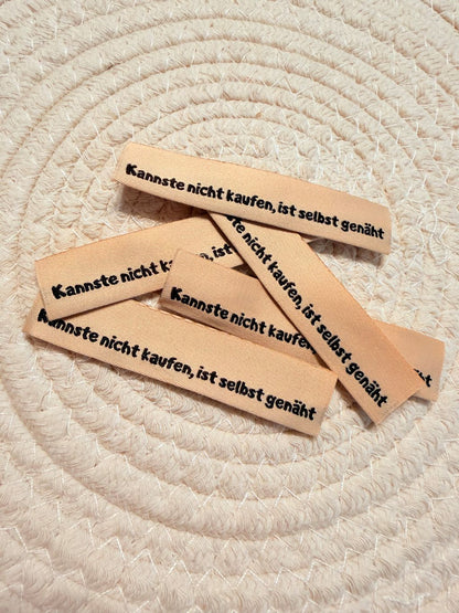 tolles neues Klapp Weblabel der Bienenkinder zum Einnähen mit dem Spruch "Kannste nicht kaufen, ist selbst gemacht" in beiger Ausführung