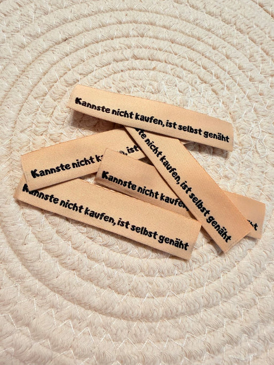 tolles neues Klapp Weblabel der Bienenkinder zum Einnähen mit dem Spruch "Kannste nicht kaufen, ist selbst gemacht" in beiger Ausführung