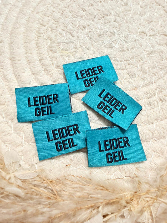 tolles tuerkisfarbenes Weblabel mit dem Spruch Leider Geil in schwarzen Buchstaben
