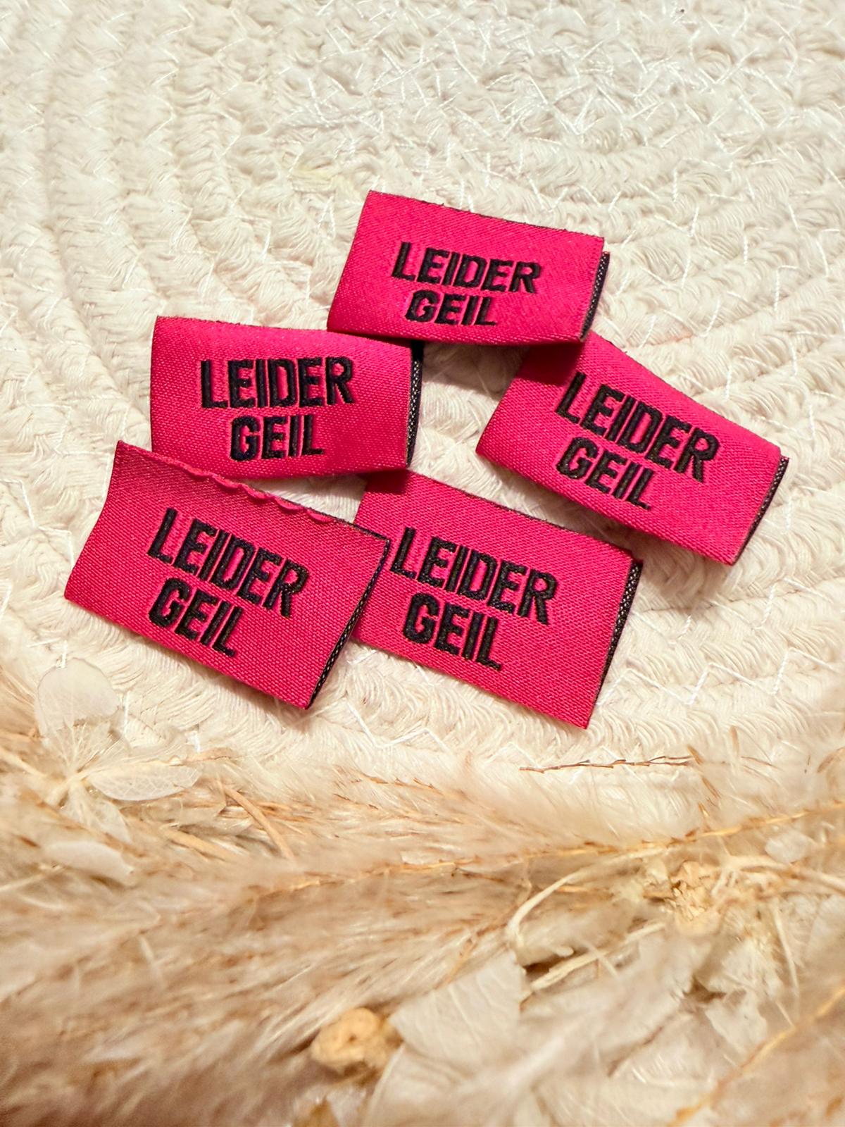 tolles weinrotes Weblabel mit dem Spruch Leider Geil in schwarzen Buchstaben