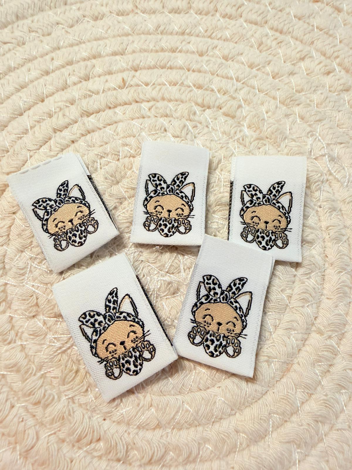 tolles Klapp Weblabel mit einer kleinen Katze im Leo Design