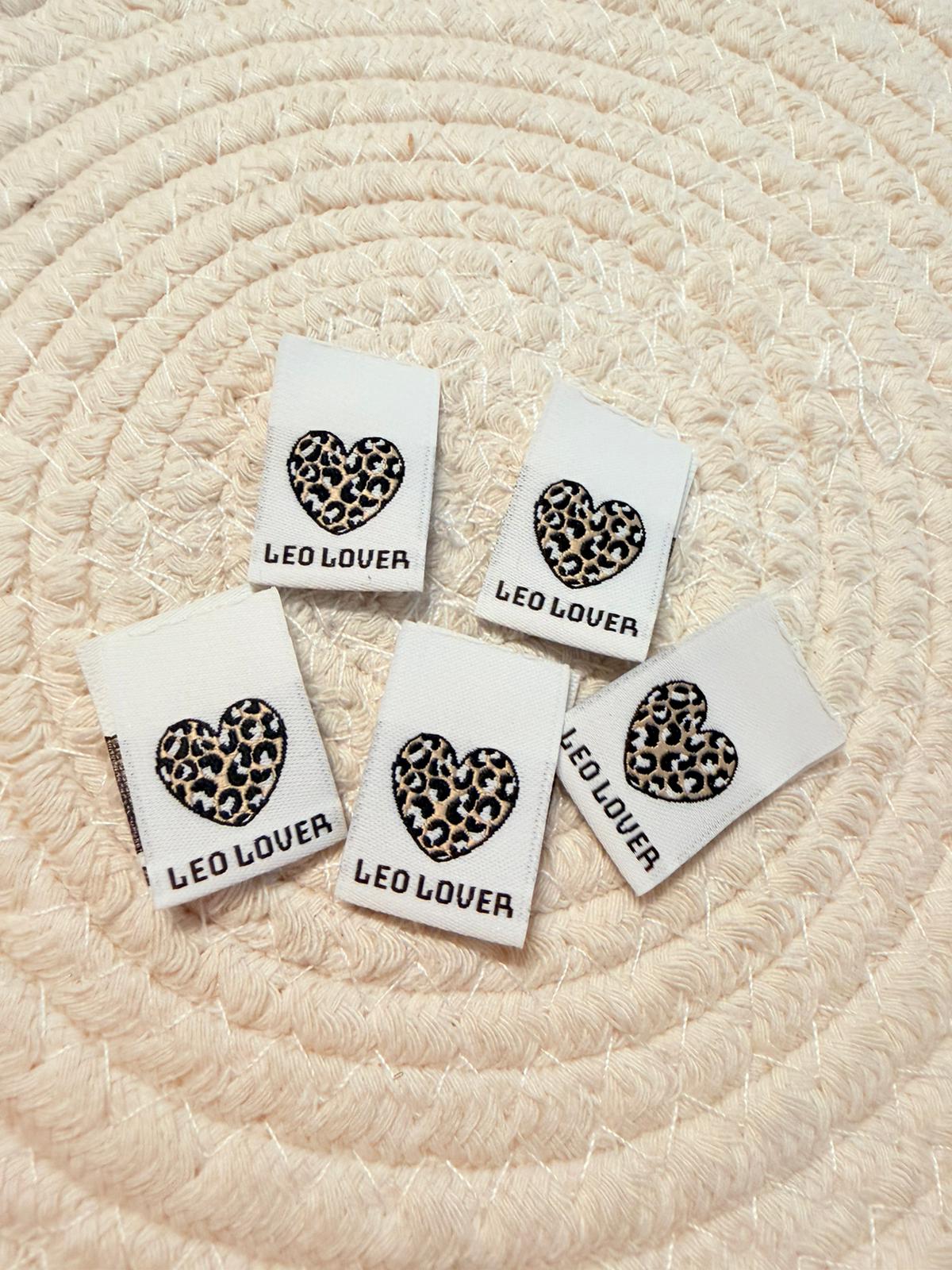 tolles Klapp Weblabel mit einem Herzen im Leo Design und dem Spruch Leo Lover auf weissem Untergrund