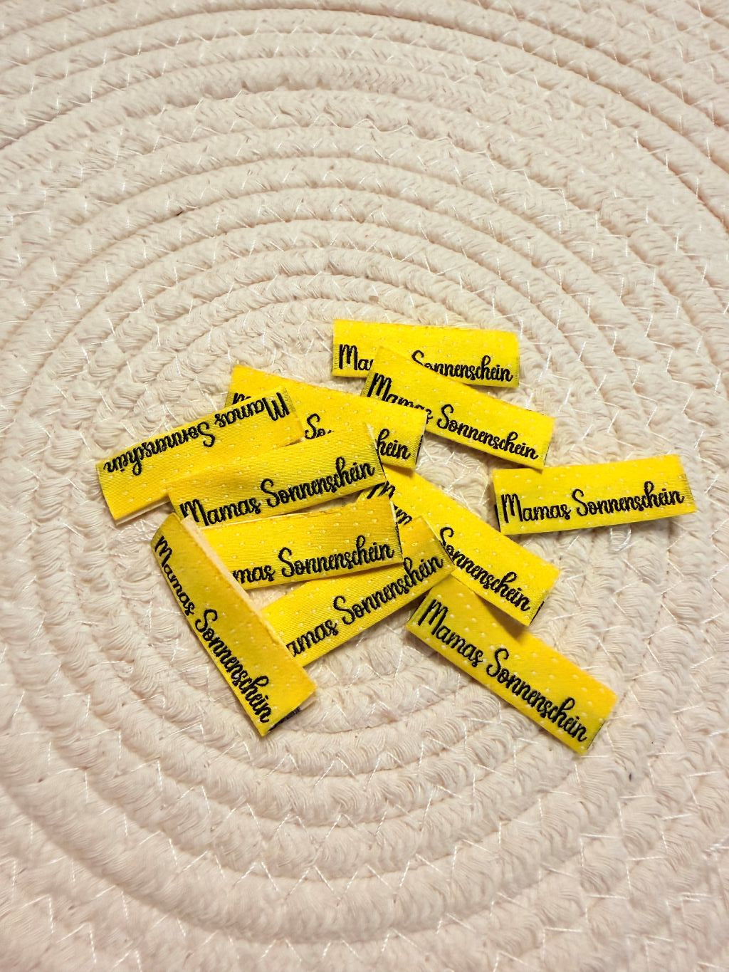 tolles neues Klapp Weblabel der Bienenkinder zum Einnähen mit dem Sruch Mamas Sonnenschein in gelber Ausführung