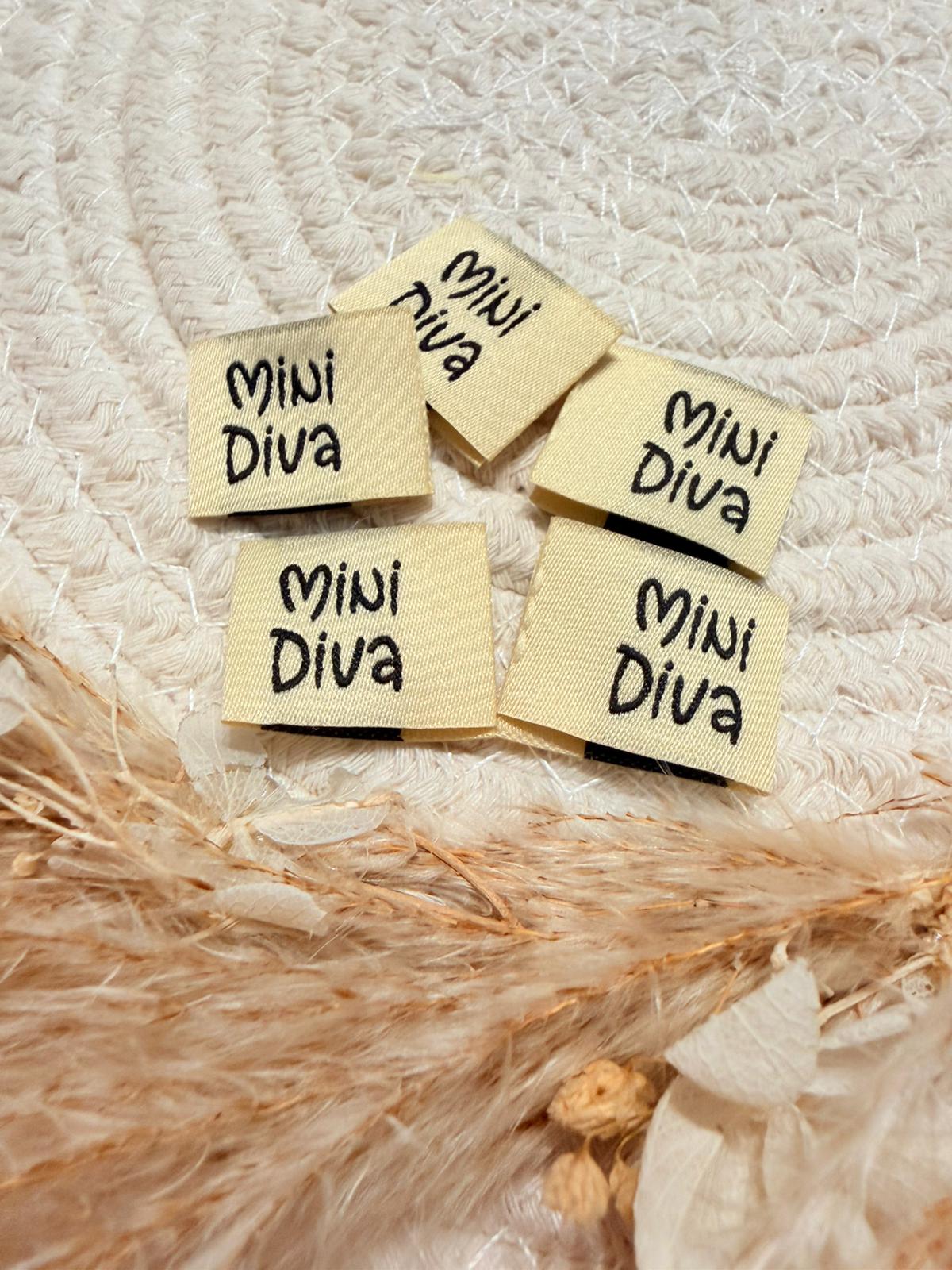 tolles gelbes Weblabel mit dem Spruch Mini Diva in schwarzen Buchstaben