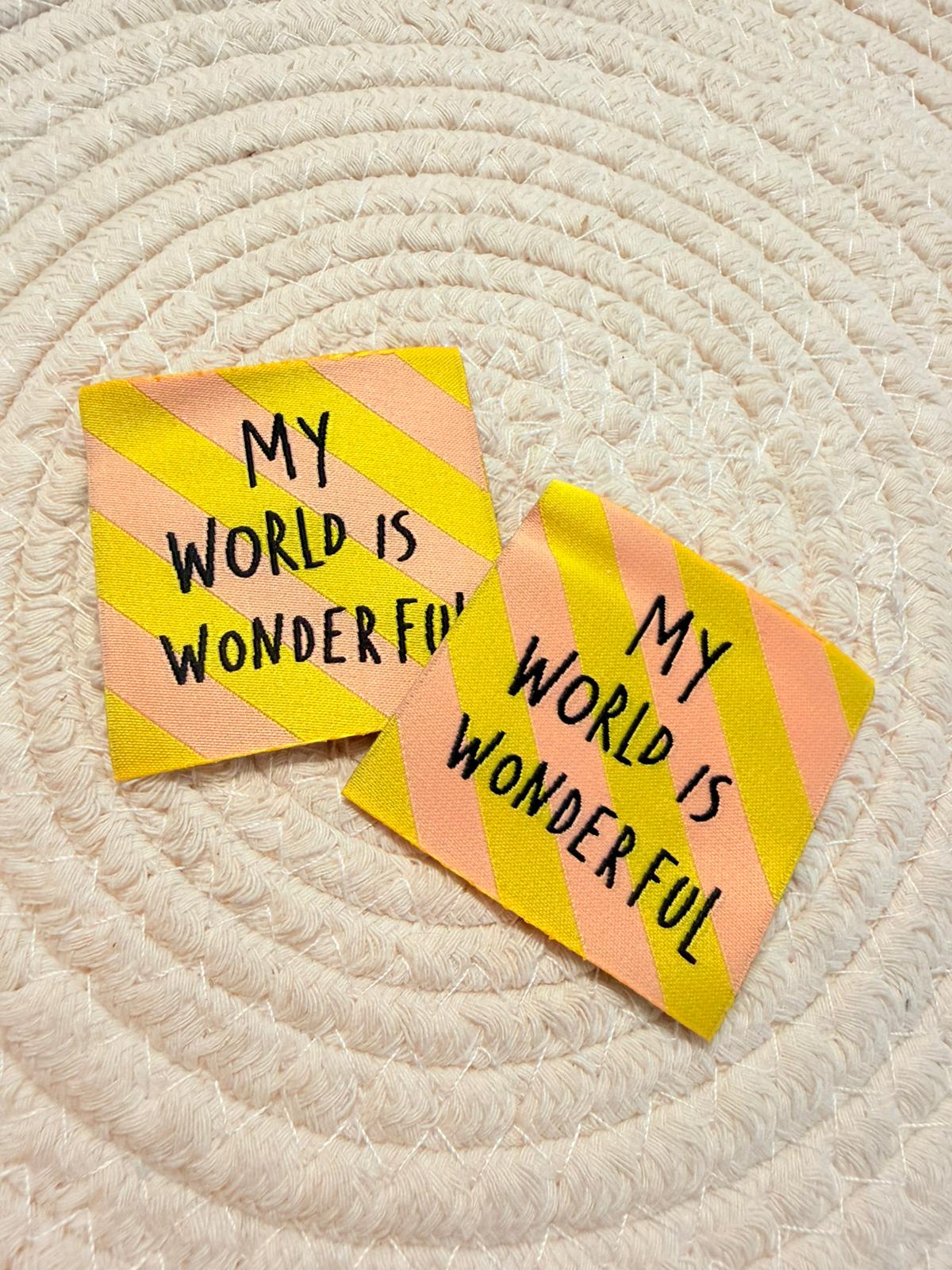 tolles Weblabel mit dem Spruch My World is Wonderful auf orange gelb gestreiften Untergrund