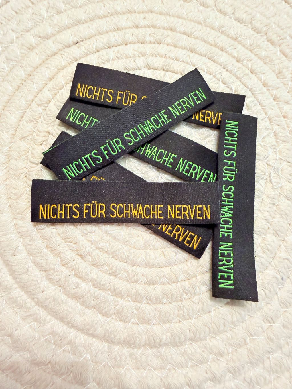 tolles neues Klapp Weblabel der Bienenkinder zum Einnähen mit dem Spruch "Nichts für schwache Nerven" in grün gelber Ausführung