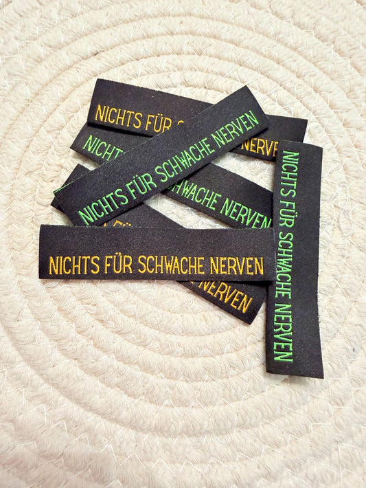 tolles neues Klapp Weblabel der Bienenkinder zum Einnähen mit dem Spruch "Nichts für schwache Nerven" in grün gelber Ausführung