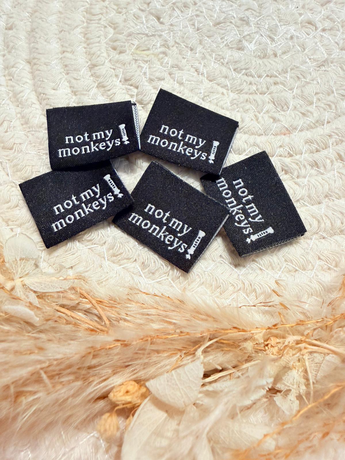 tolles schwarzes Weblabel mit dem Spruch not my monkeys in weissen Buchstaben