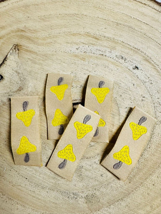Weblabel mit einem gelben Pilz auf hellbraunem Untergrund abgebildet
