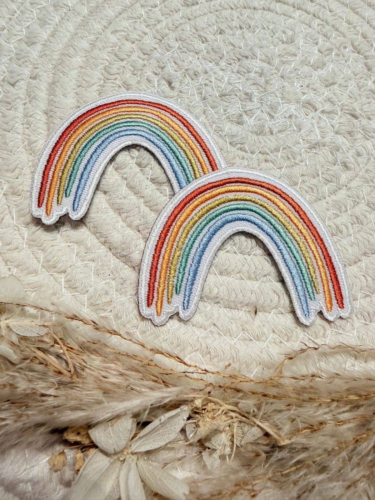 exclusives Bienenkinder Chenille Patch mit einer tollen 3D Optik und einem bunten Regenbogen abgebildet