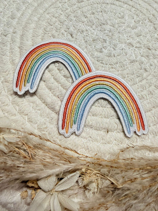 exclusives Bienenkinder Chenille Patch mit einer tollen 3D Optik und einem bunten Regenbogen abgebildet