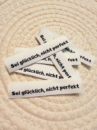 tolles neues Klapp Weblabel der Bienenkinder zum Einnähen mit dem Spruch "Sei glücklich, nicht perfekt" in weisser Ausführung
