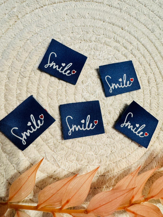 tolles Baumwoll Klapp Label mit dem Spruch Smile with Herz dunkelblau