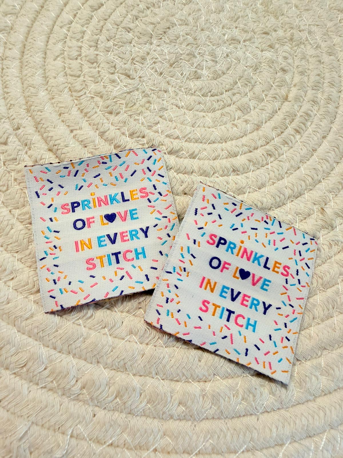 tolles Weblabel mit dem Spruch Sprinkles of Love in every Stitch auf einem bunten Untergrund