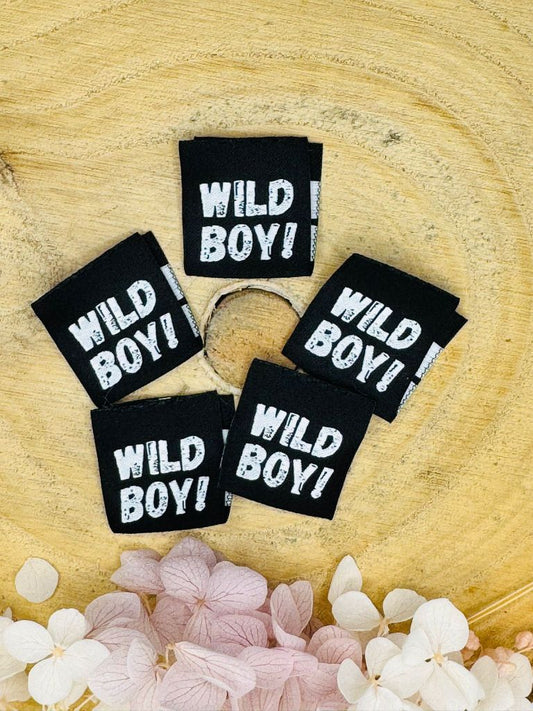 tolles schwarzes Weblabel mit dem Spruch Wild Boy Ausrufezeichen