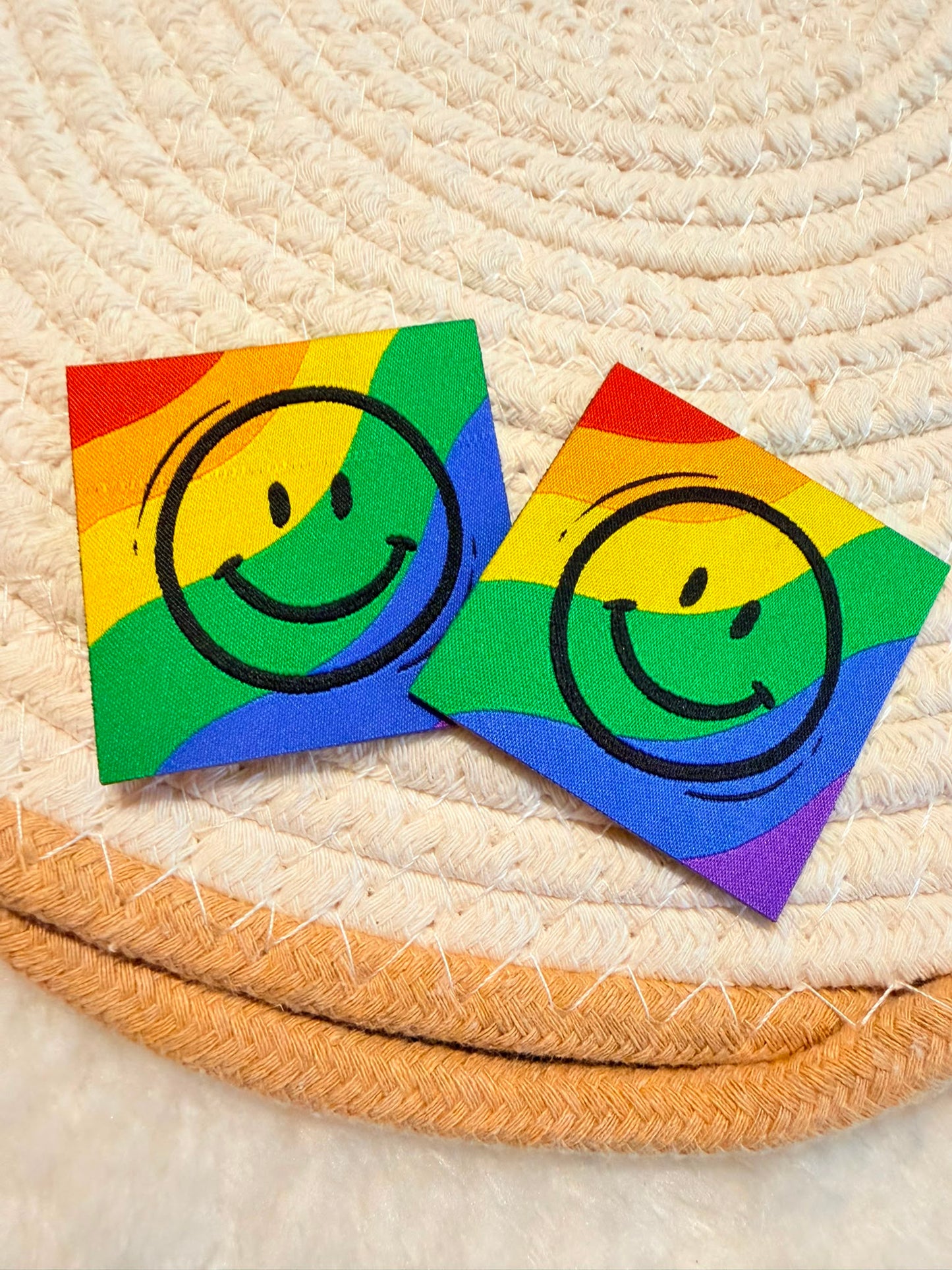 tolles XXL Weblabel zum Aufbügeln mit einem lächelnden Smiley in bunt abgebildet
