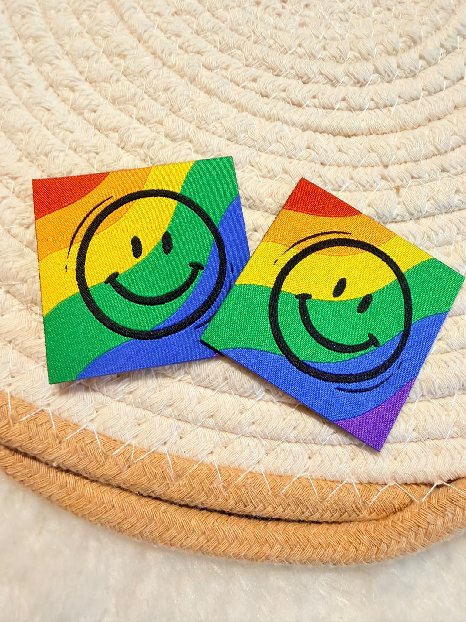tolles XXL Weblabel zum Aufbügeln mit einem lächelnden Smiley in bunt abgebildet