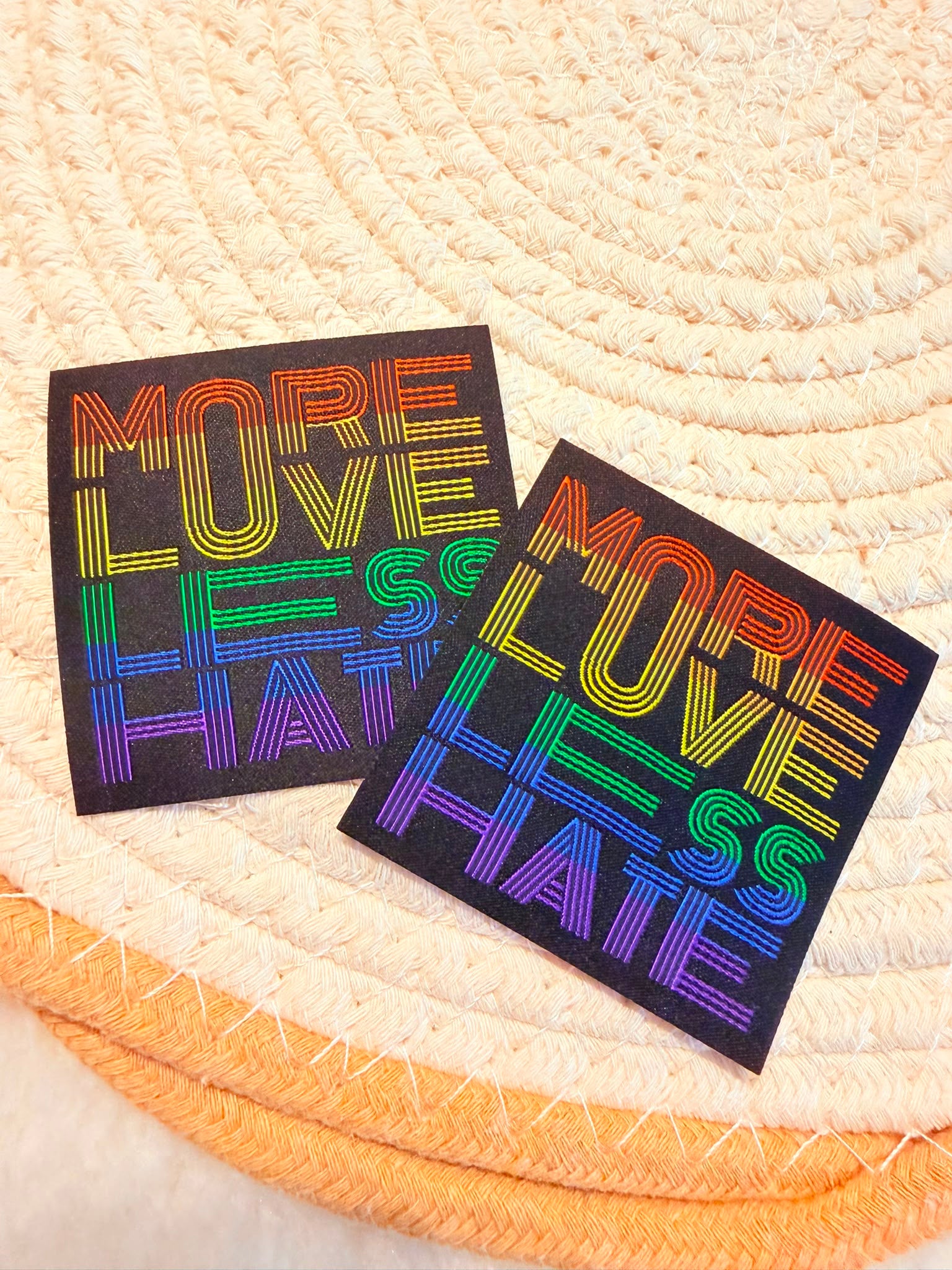 tolles XXL Weblabel zum Aufbügeln mit dem Spruch More Love Less Hate in Regenbogen Farben