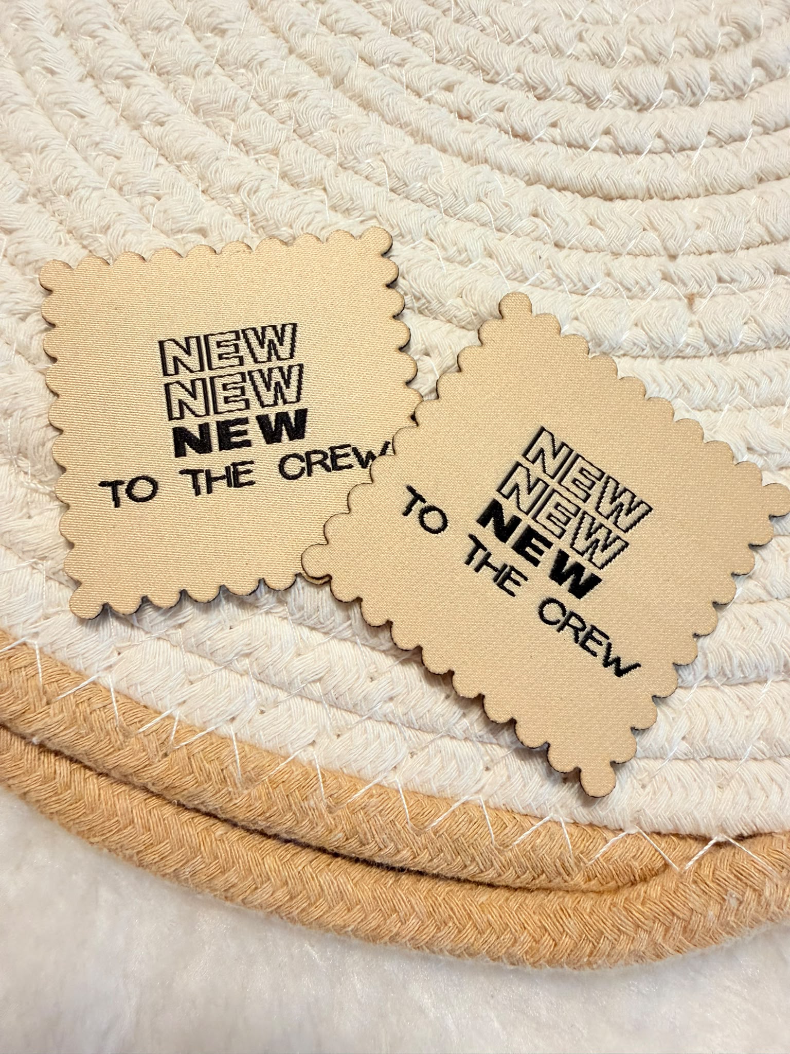 tolles XXL Weblabel zum Aufbügeln mit dem Spruch New to the Crew in Beige mit schwarzer Schrift