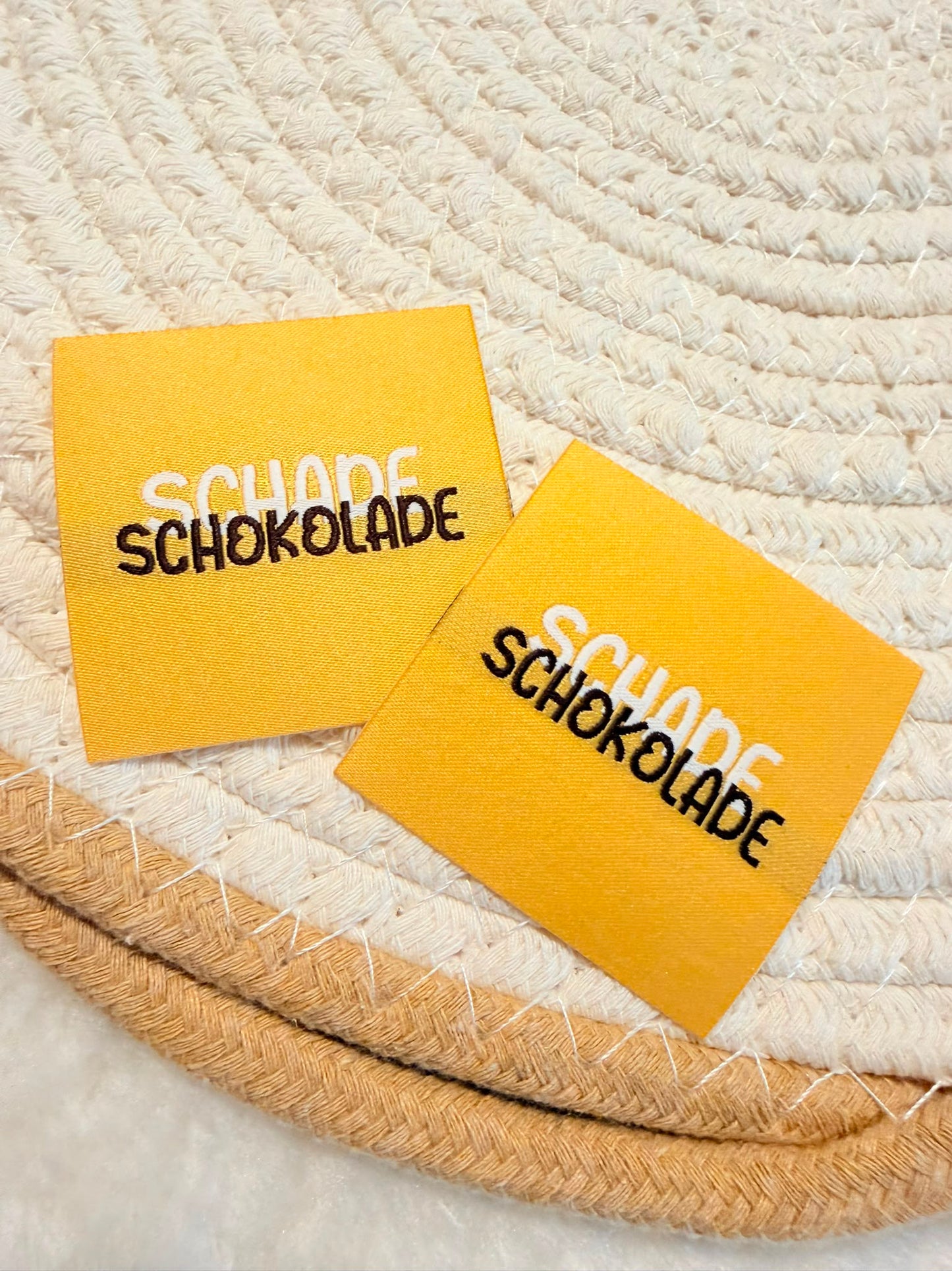 tolles XXL Weblabel zum Aufbügeln mit dem Spruch Schade Schokolade in Gelb und Schwarz