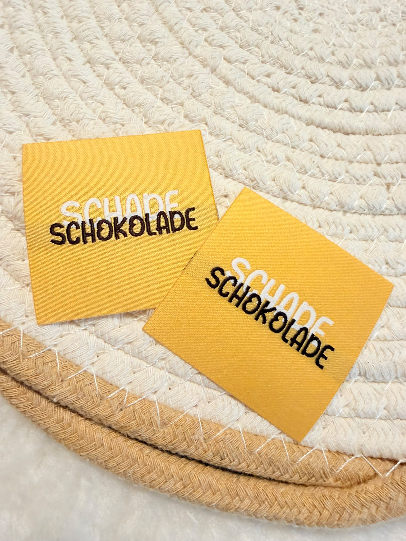 tolles XXL Weblabel zum Aufbügeln mit dem Spruch Schade Schokolade in Gelb und Schwarz